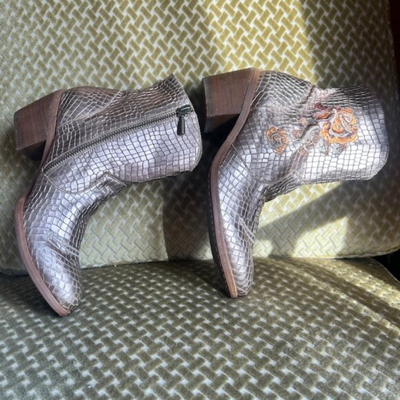 Marco Delli Women's Chenoa Bronze Leather Floral Embroidery Ankle Boots NEW - Picture 12 of 16